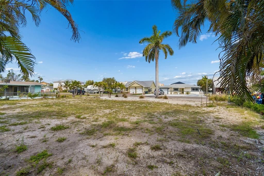 На продажу: $350,000 (0.14 acres)