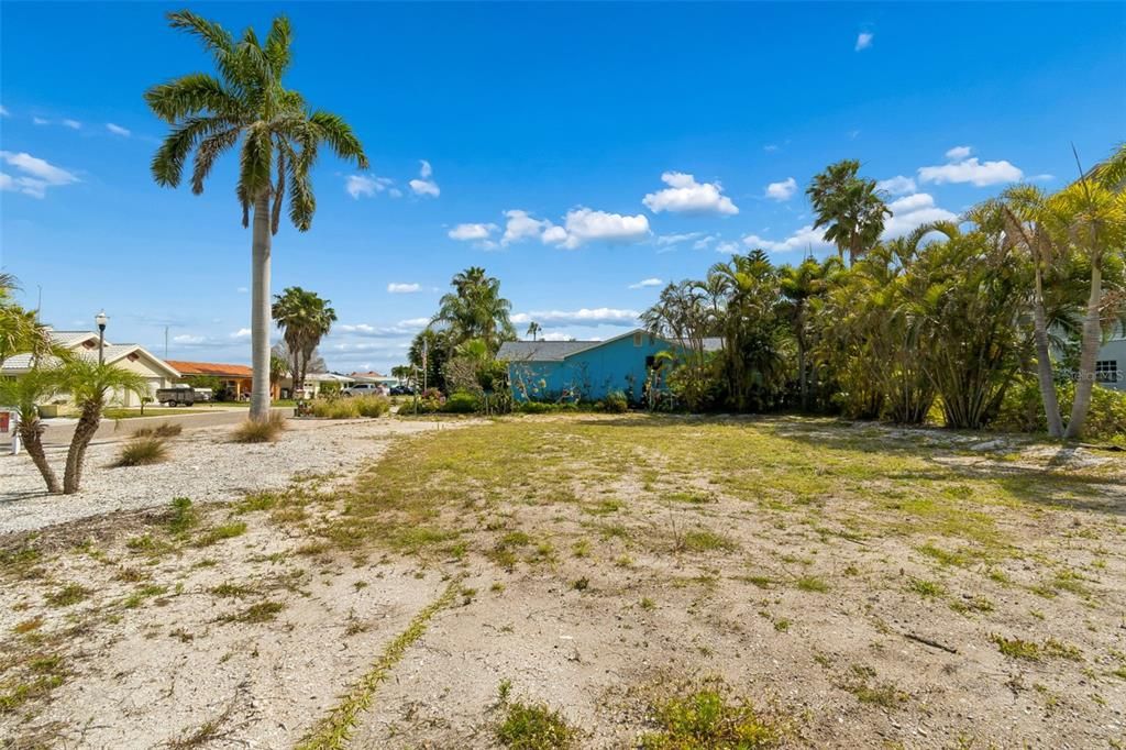 На продажу: $350,000 (0.14 acres)