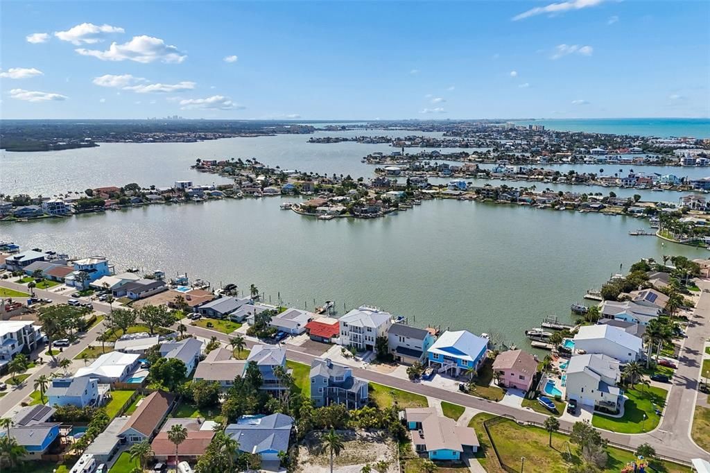 На продажу: $350,000 (0.14 acres)