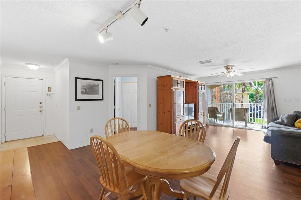 For Rent: $2,000 (3 beds, 2 baths, 1180 Square Feet)