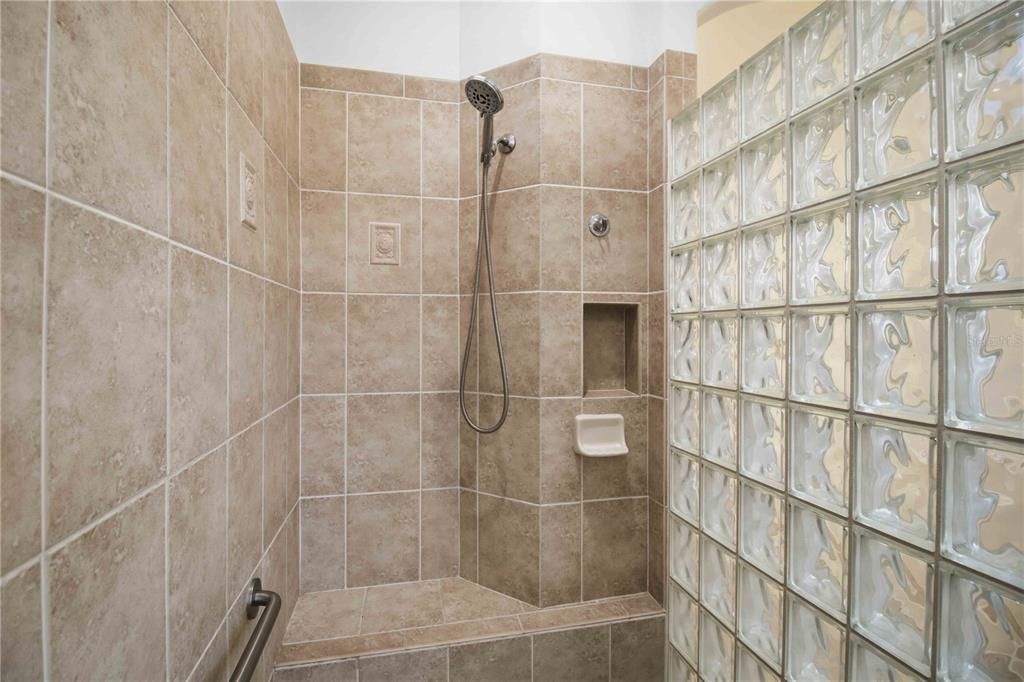 На продажу: $839,000 (6 спален, 4 ванн, 3356 Квадратных фут)