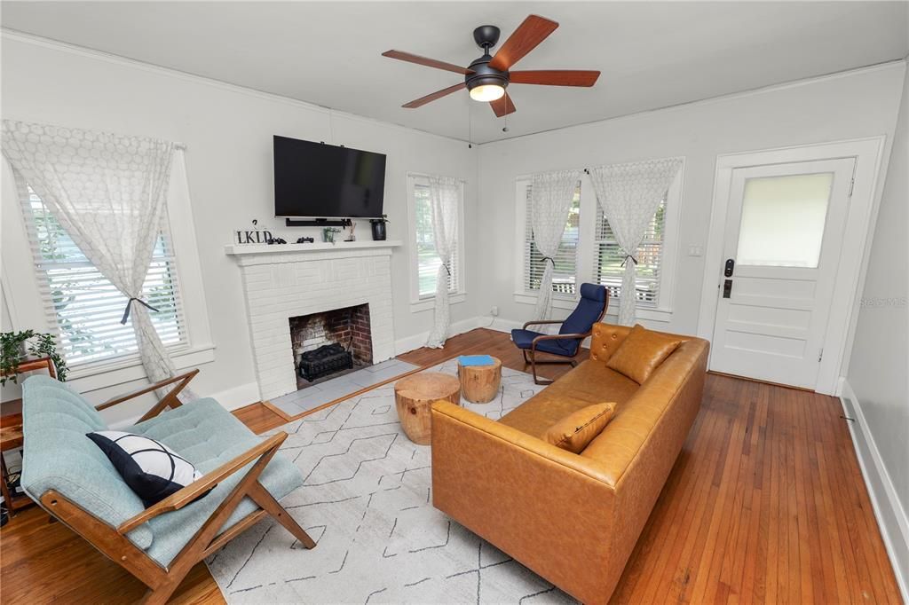 For Sale: $249,000 (2 beds, 1 baths, 1008 Square Feet)