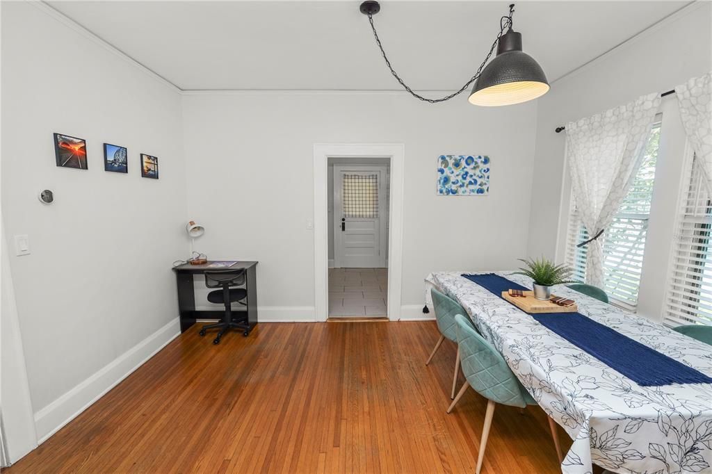 For Sale: $249,000 (2 beds, 1 baths, 1008 Square Feet)