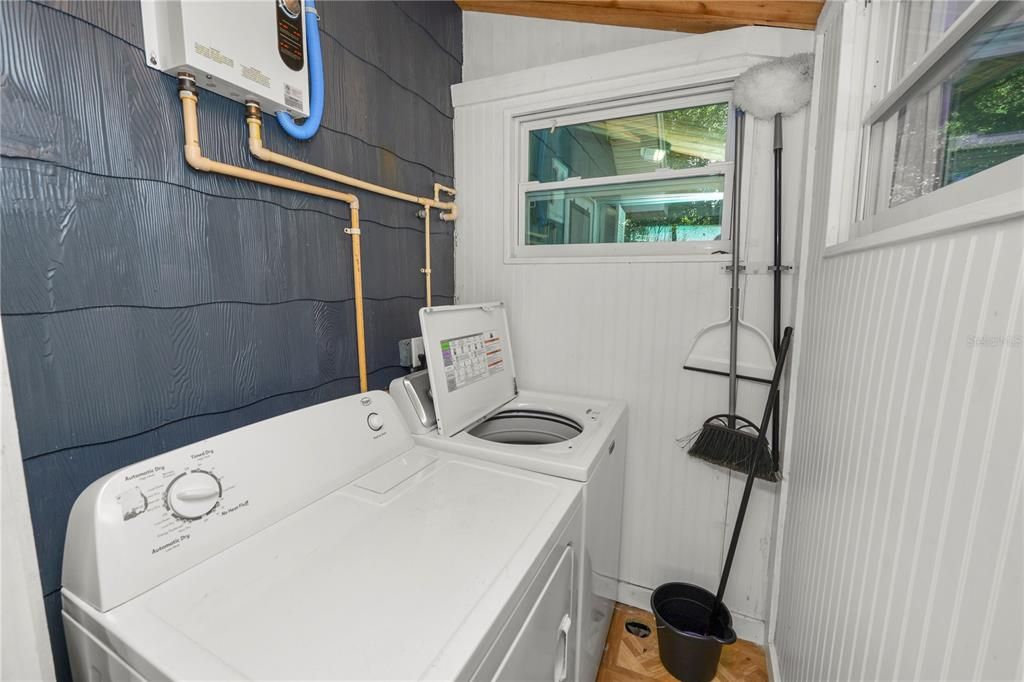 For Sale: $249,000 (2 beds, 1 baths, 1008 Square Feet)