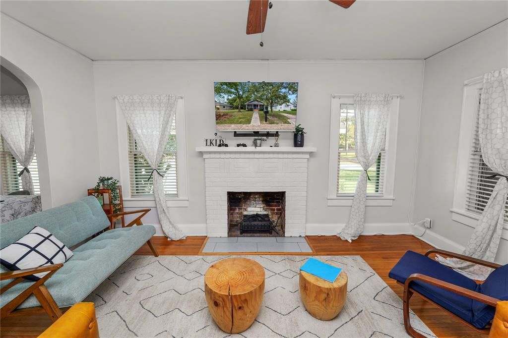 For Sale: $249,000 (2 beds, 1 baths, 1008 Square Feet)