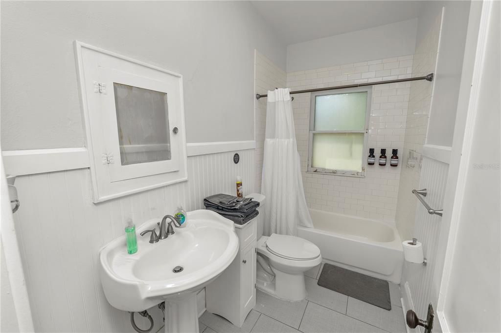 For Sale: $249,000 (2 beds, 1 baths, 1008 Square Feet)