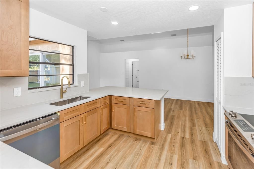 Active With Contract: $375,000 (3 beds, 2 baths, 1784 Square Feet)
