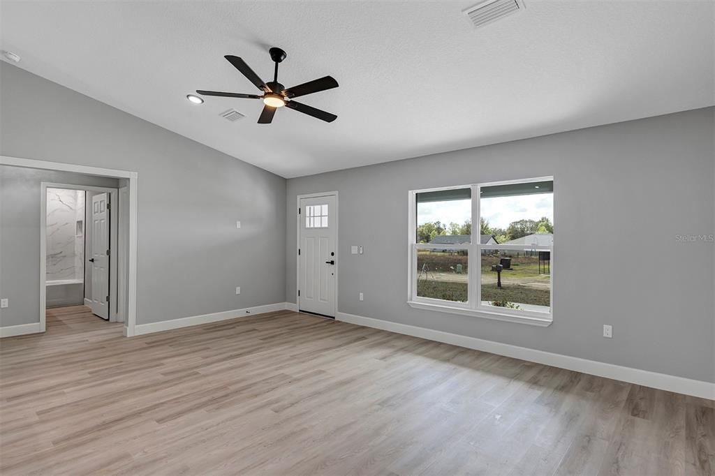 Active With Contract: $277,900 (3 beds, 2 baths, 1439 Square Feet)