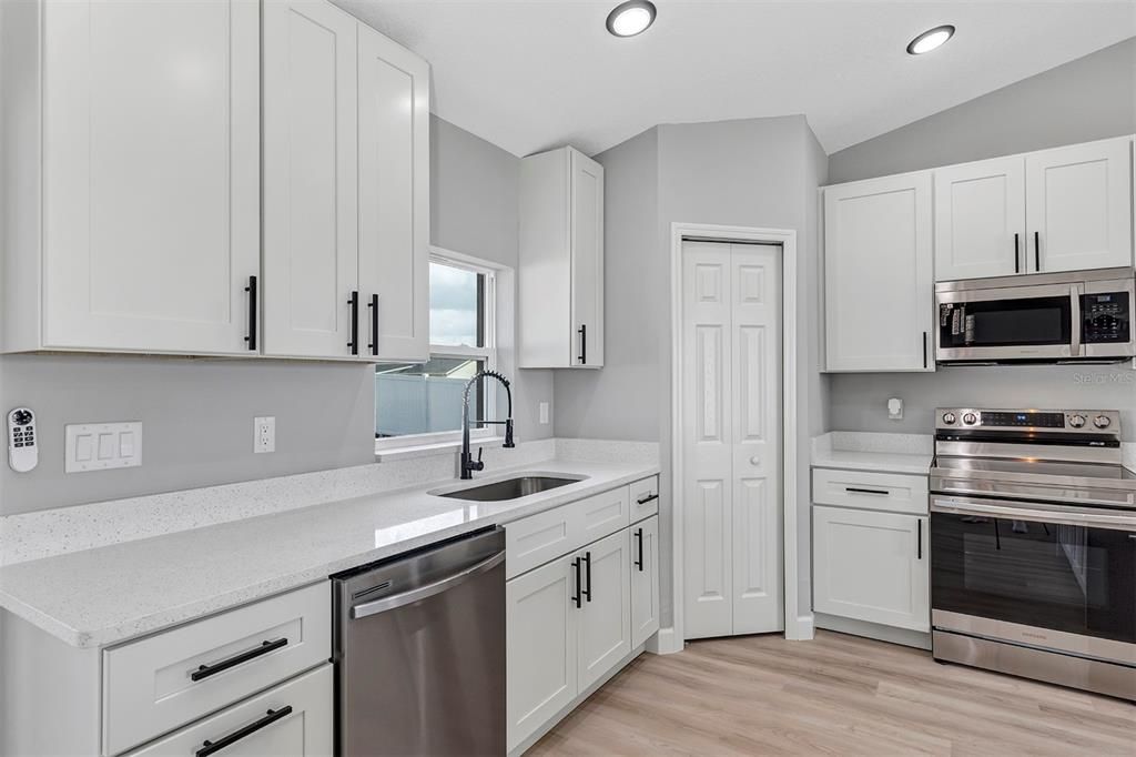 Active With Contract: $277,900 (3 beds, 2 baths, 1439 Square Feet)