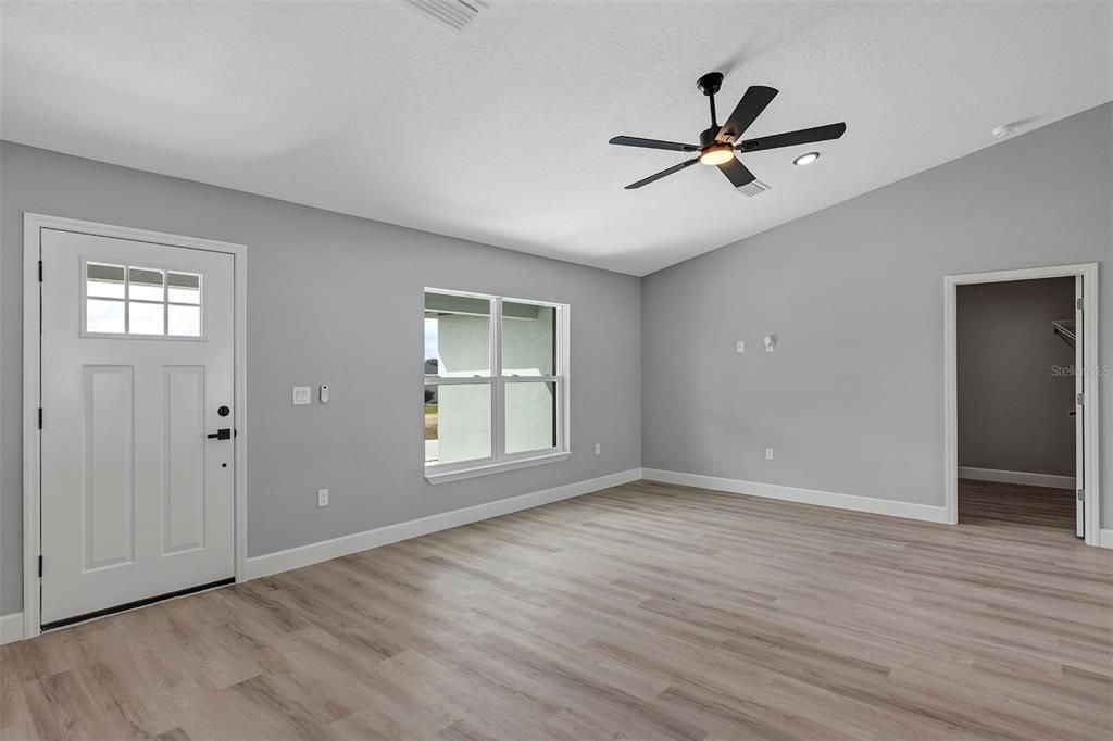 Active With Contract: $277,900 (3 beds, 2 baths, 1439 Square Feet)