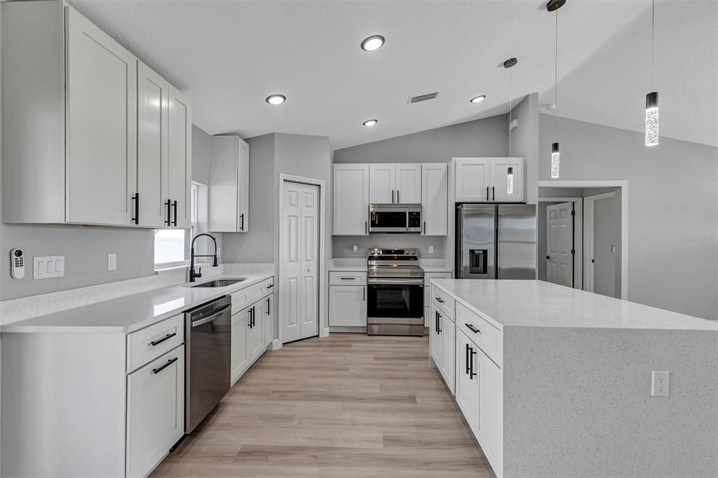 Active With Contract: $277,900 (3 beds, 2 baths, 1439 Square Feet)