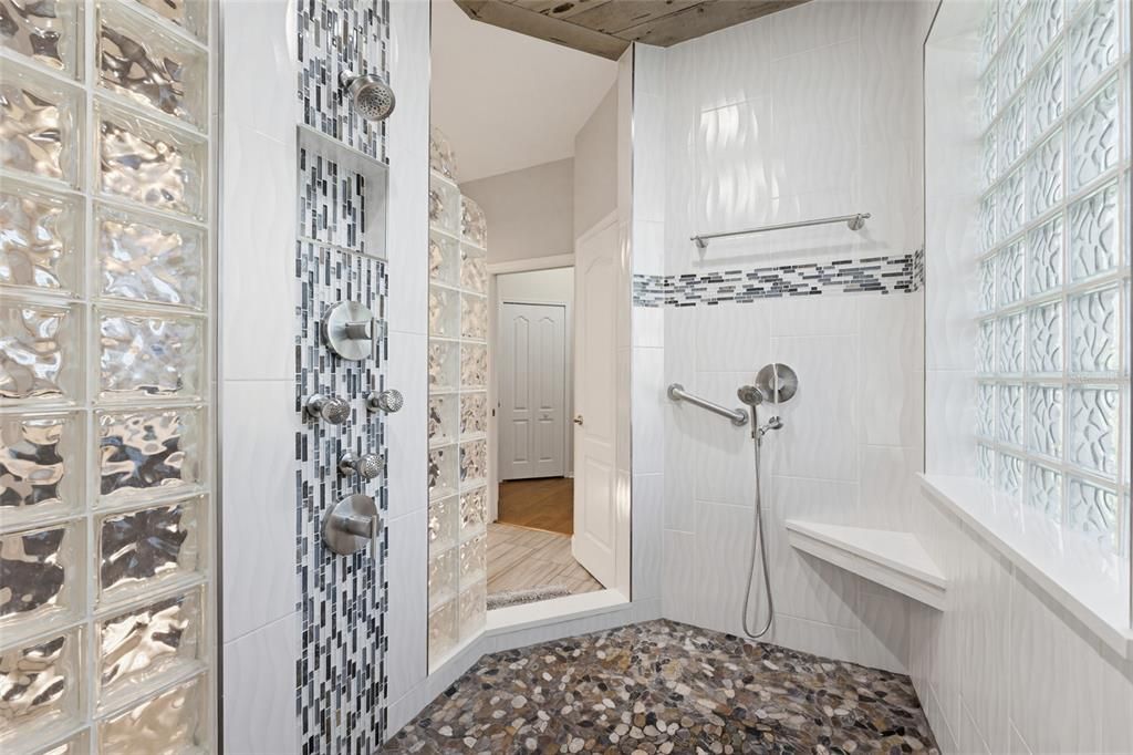 En Venta: $749,900 (4 camas, 3 baños, 3340 Pies cuadrados)