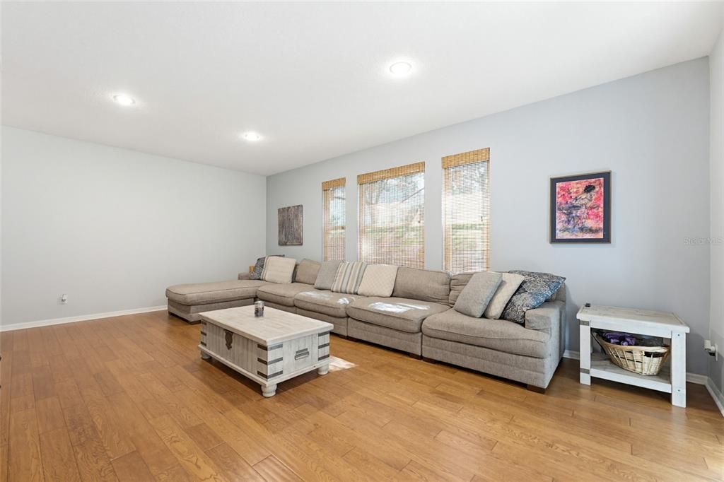 En Venta: $749,900 (4 camas, 3 baños, 3340 Pies cuadrados)