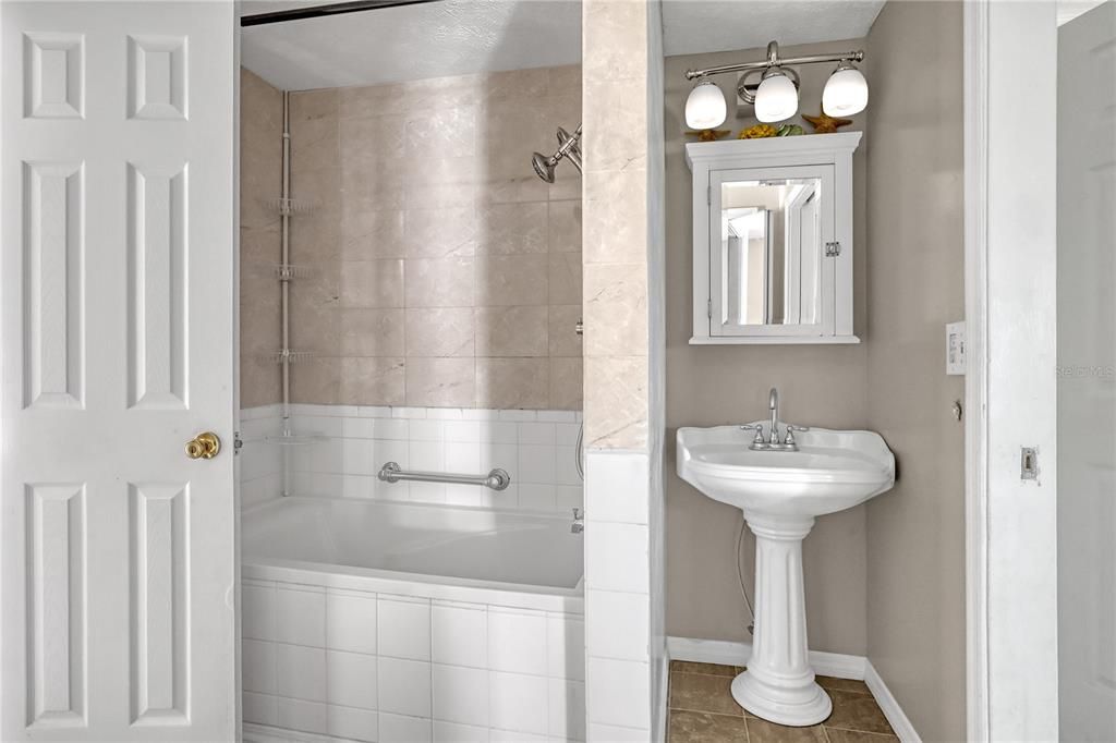 For Sale: $160,000 (2 beds, 2 baths, 1104 Square Feet)
