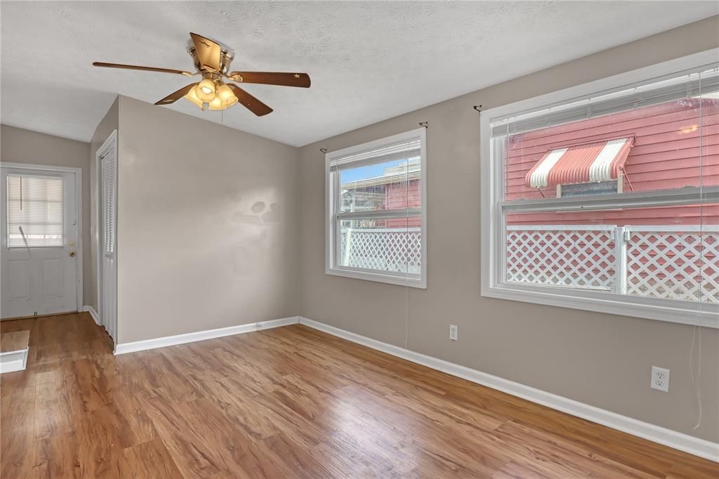 For Sale: $160,000 (2 beds, 2 baths, 1104 Square Feet)