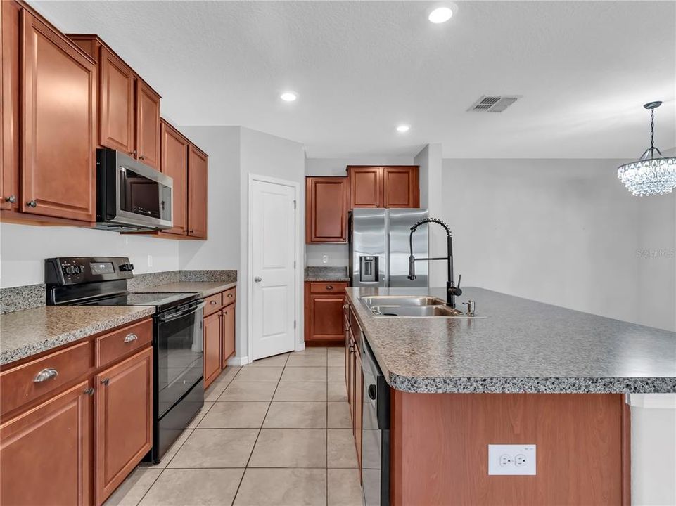 For Rent: $2,500 (4 beds, 2 baths, 1925 Square Feet)
