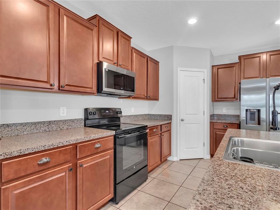 For Rent: $2,500 (4 beds, 2 baths, 1925 Square Feet)