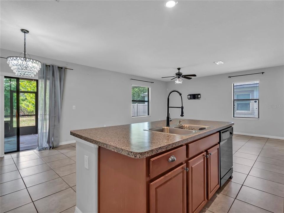 For Rent: $2,500 (4 beds, 2 baths, 1925 Square Feet)