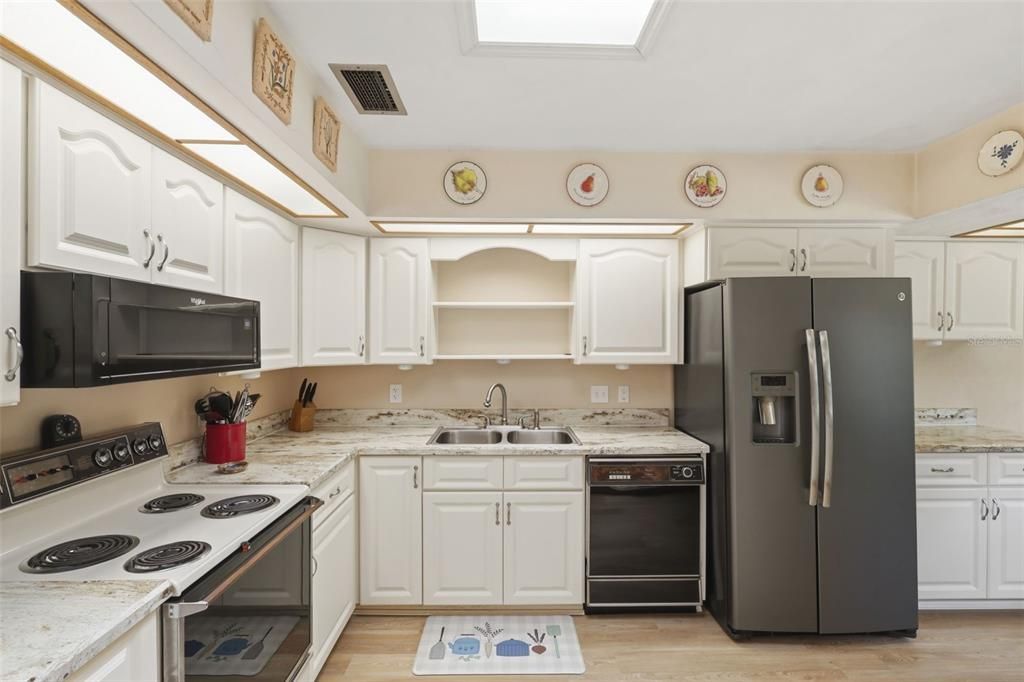 For Sale: $385,000 (3 beds, 2 baths, 1959 Square Feet)