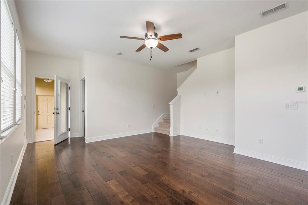 Activo con contrato: $445,000 (4 camas, 3 baños, 1905 Pies cuadrados)