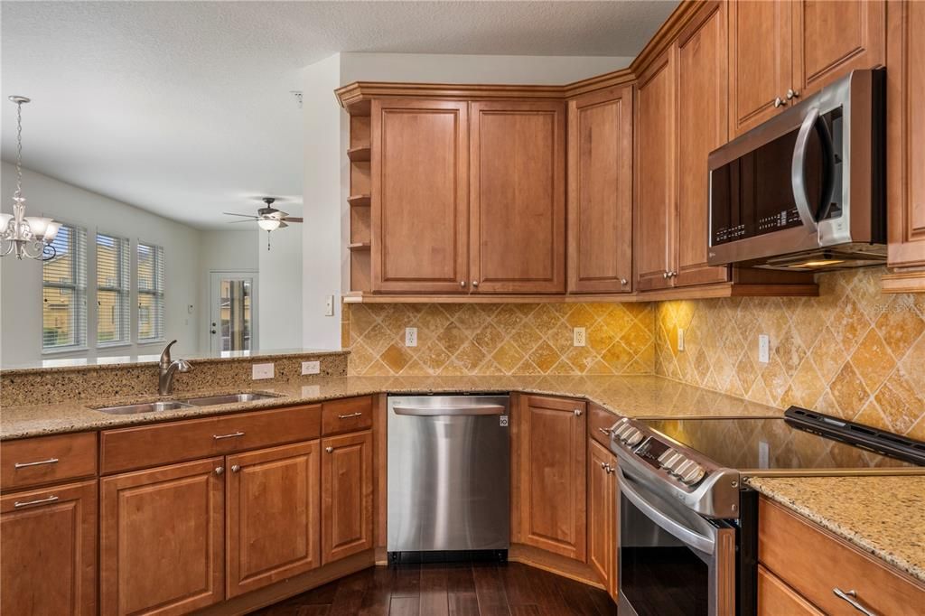 Activo con contrato: $445,000 (4 camas, 3 baños, 1905 Pies cuadrados)