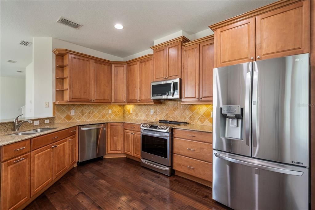 Activo con contrato: $445,000 (4 camas, 3 baños, 1905 Pies cuadrados)