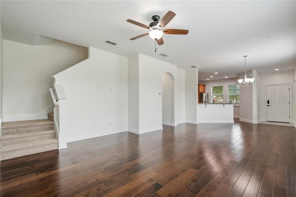 Activo con contrato: $445,000 (4 camas, 3 baños, 1905 Pies cuadrados)