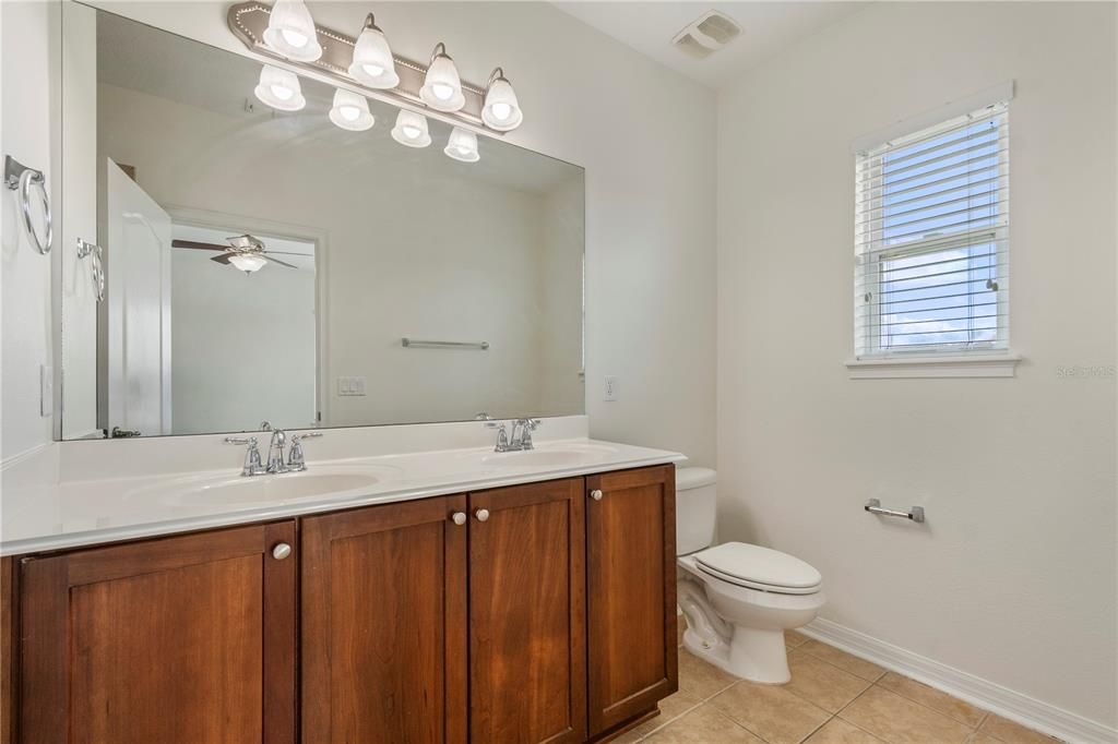 Activo con contrato: $445,000 (4 camas, 3 baños, 1905 Pies cuadrados)
