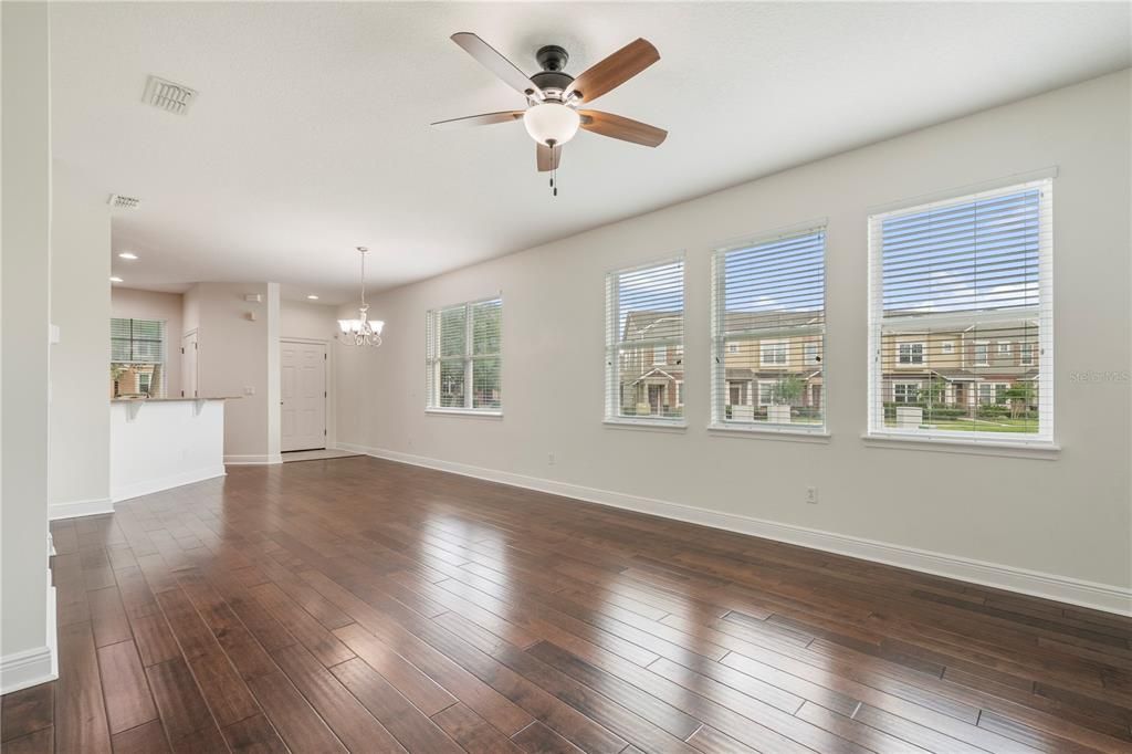 Activo con contrato: $445,000 (4 camas, 3 baños, 1905 Pies cuadrados)
