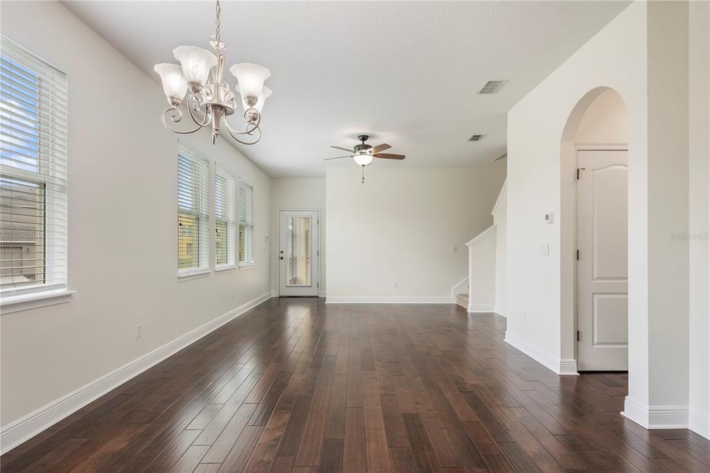 Activo con contrato: $445,000 (4 camas, 3 baños, 1905 Pies cuadrados)