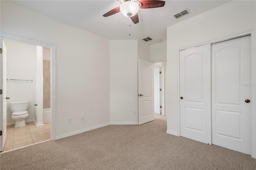 Activo con contrato: $445,000 (4 camas, 3 baños, 1905 Pies cuadrados)