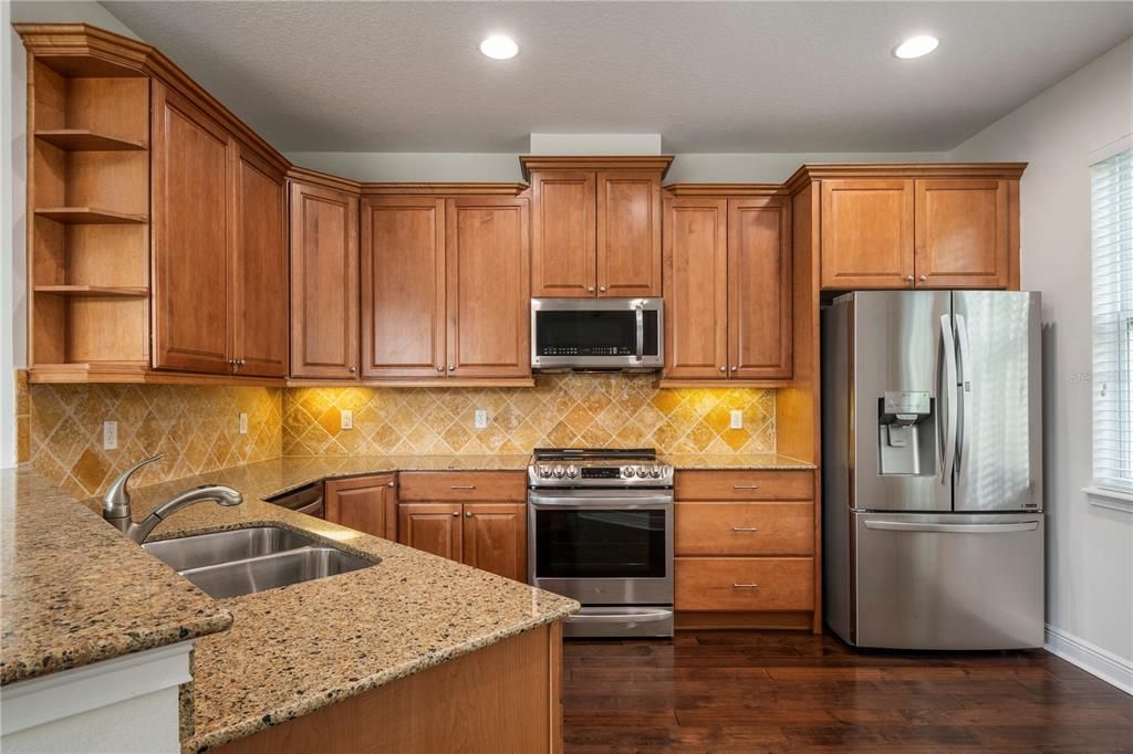 Activo con contrato: $445,000 (4 camas, 3 baños, 1905 Pies cuadrados)