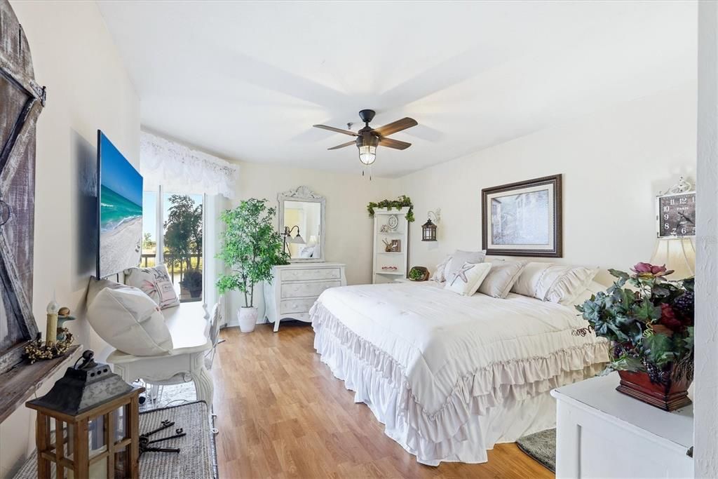 Activo con contrato: $269,000 (2 camas, 2 baños, 1093 Pies cuadrados)