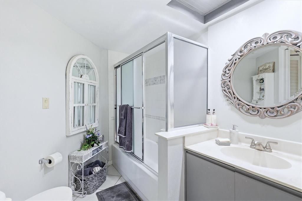 Activo con contrato: $269,000 (2 camas, 2 baños, 1093 Pies cuadrados)