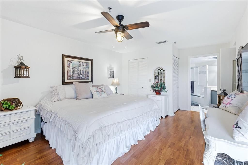 Activo con contrato: $269,000 (2 camas, 2 baños, 1093 Pies cuadrados)