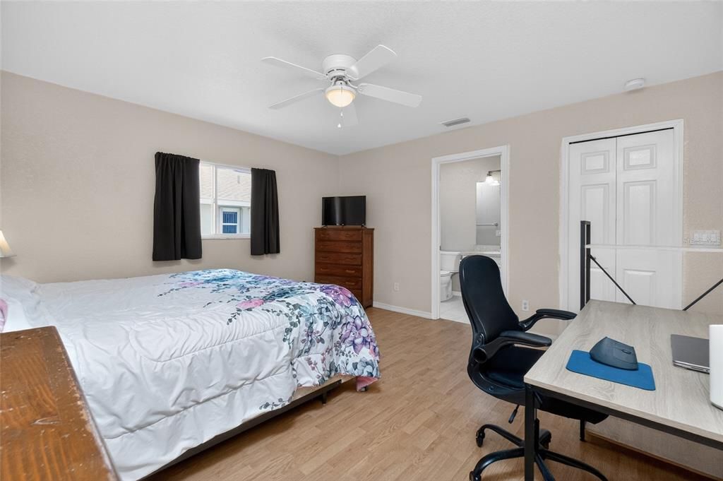 Activo con contrato: $279,900 (3 camas, 2 baños, 1318 Pies cuadrados)