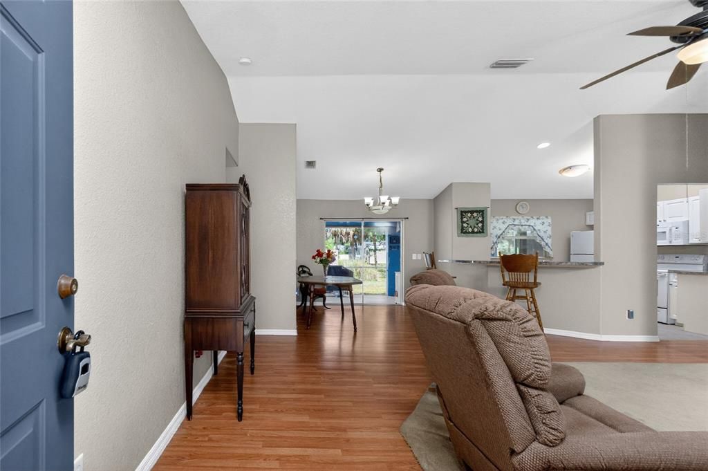 Activo con contrato: $279,900 (3 camas, 2 baños, 1318 Pies cuadrados)