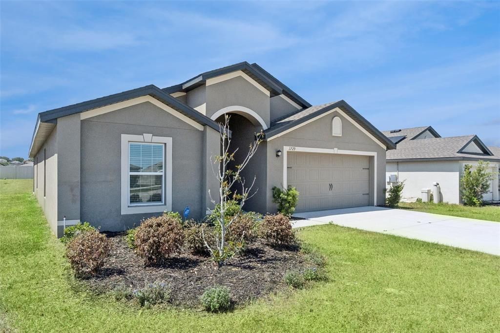 For Sale: $299,900 (3 beds, 2 baths, 1869 Square Feet)