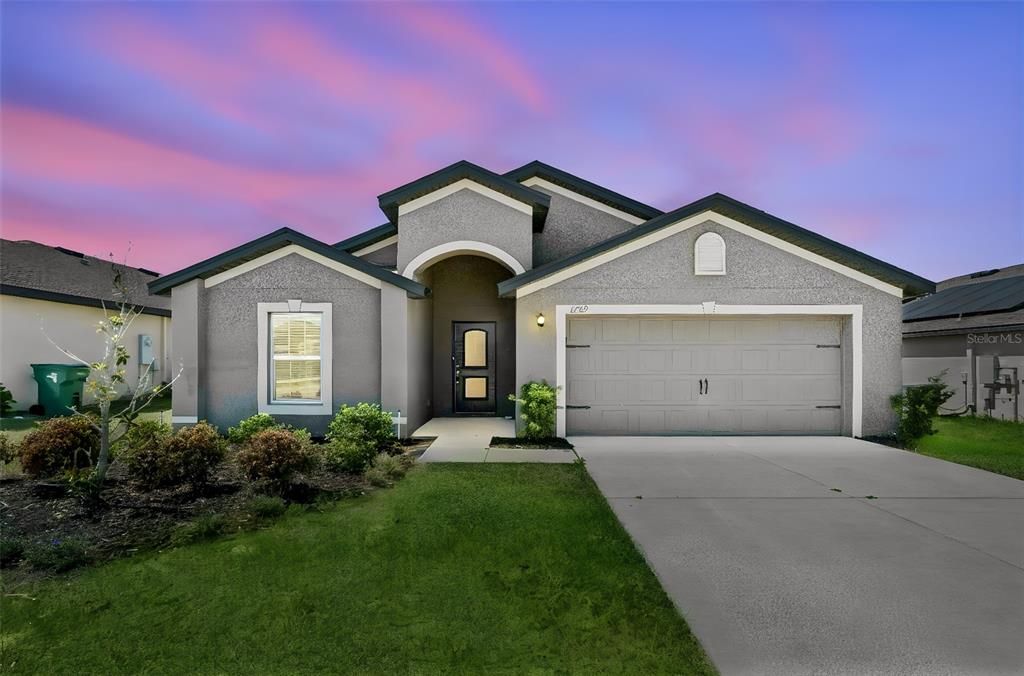 For Sale: $299,900 (3 beds, 2 baths, 1869 Square Feet)