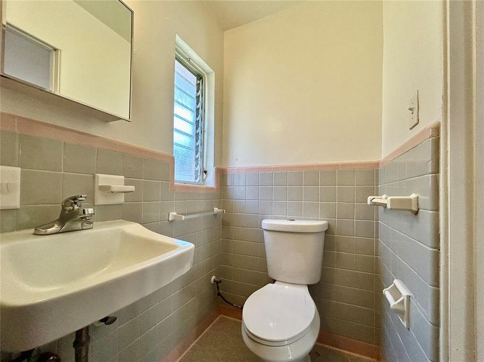 For Rent: $825 (0 beds, 1 baths, 225 Square Feet)