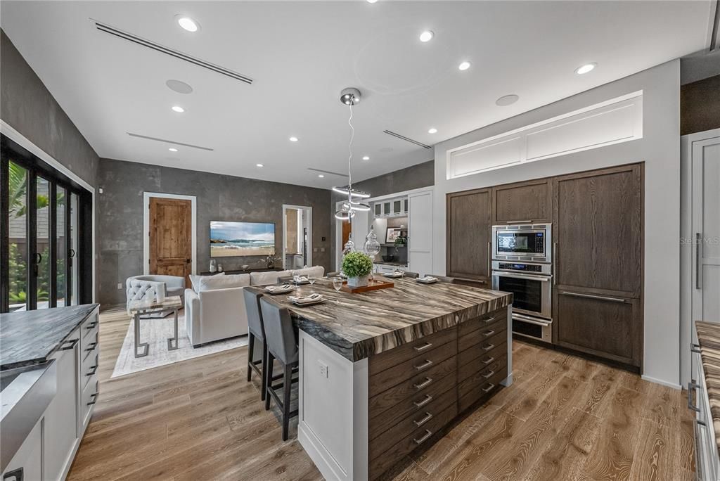 En Venta: $3,299,000 (3 camas, 3 baños, 3808 Pies cuadrados)