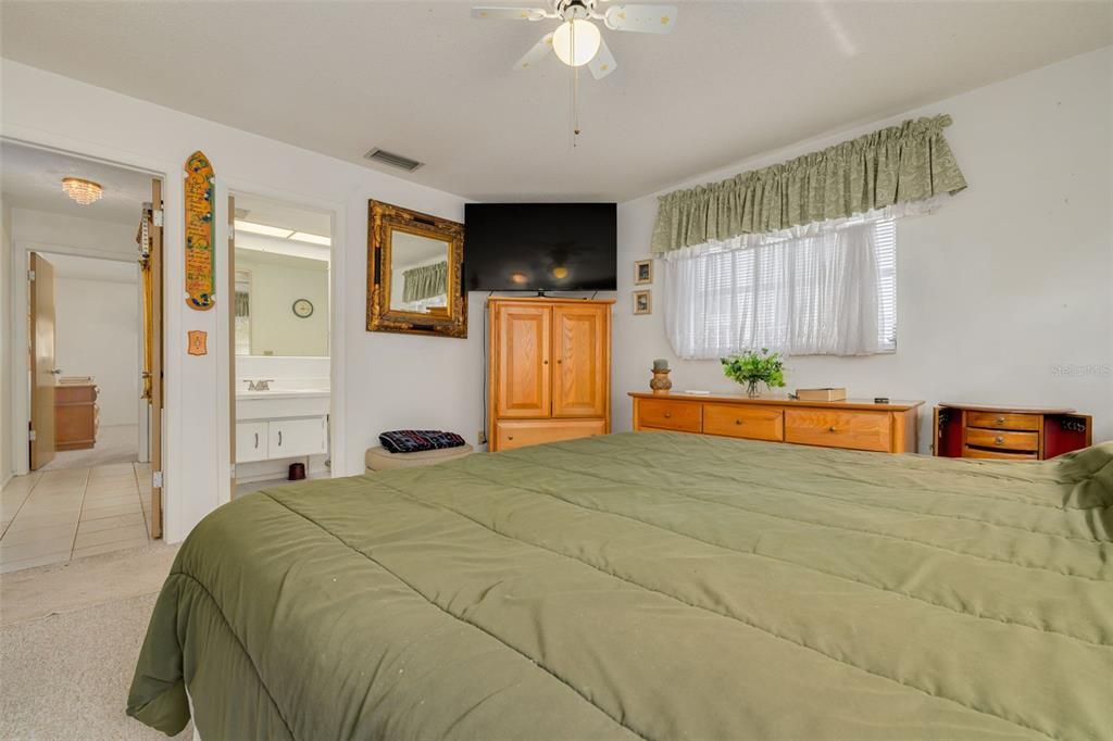 Active With Contract: $149,900 (2 beds, 2 baths, 1124 Square Feet)