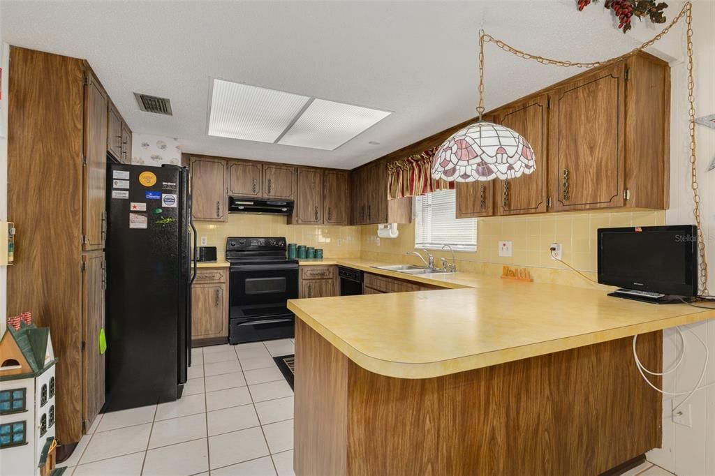 Active With Contract: $149,900 (2 beds, 2 baths, 1124 Square Feet)