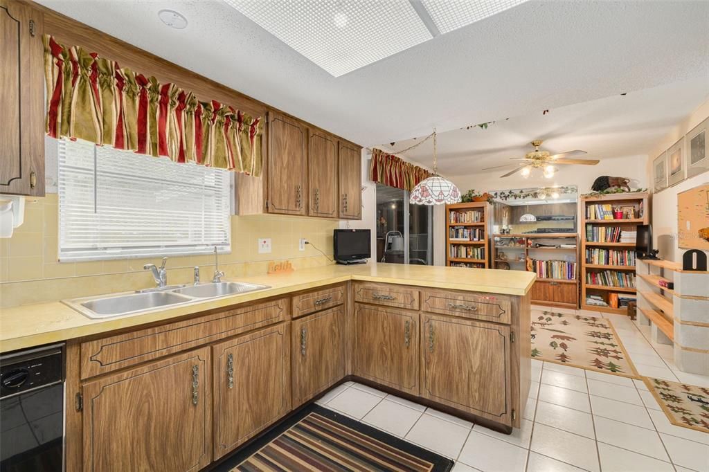Active With Contract: $149,900 (2 beds, 2 baths, 1124 Square Feet)