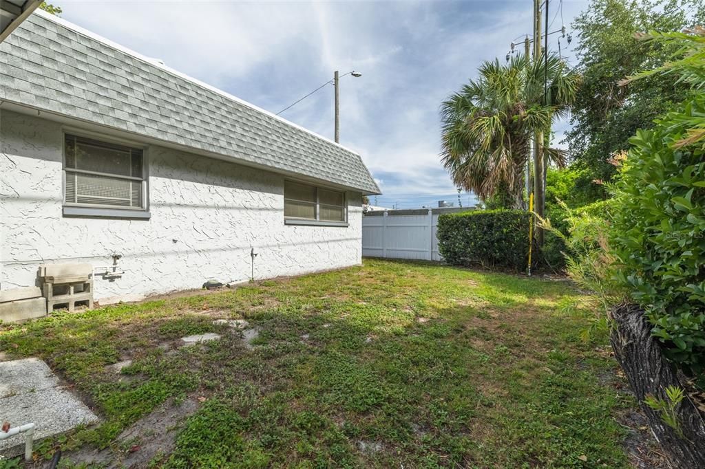 Active With Contract: $149,900 (2 beds, 2 baths, 1124 Square Feet)