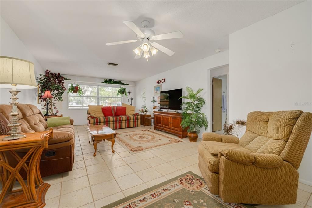 Active With Contract: $149,900 (2 beds, 2 baths, 1124 Square Feet)