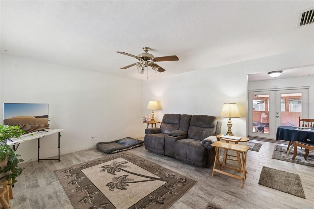 Active With Contract: $215,000 (3 beds, 2 baths, 1092 Square Feet)
