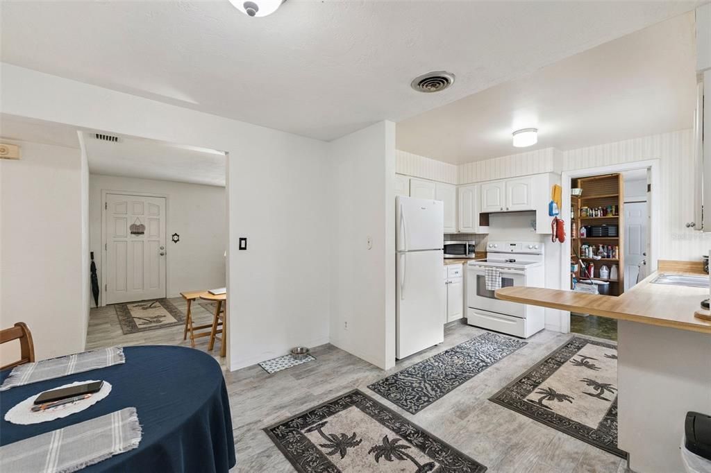 Active With Contract: $215,000 (3 beds, 2 baths, 1092 Square Feet)