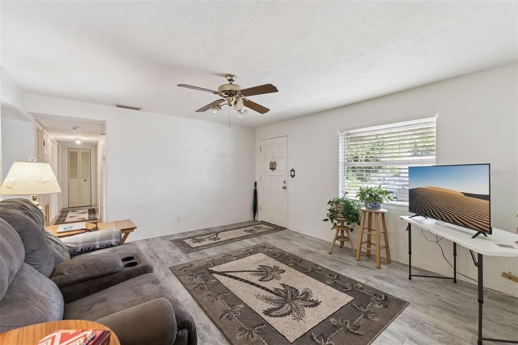 Active With Contract: $215,000 (3 beds, 2 baths, 1092 Square Feet)