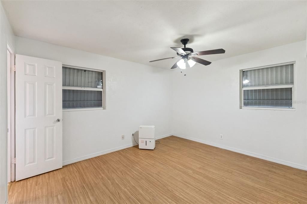 Active With Contract: $215,000 (3 beds, 2 baths, 1092 Square Feet)